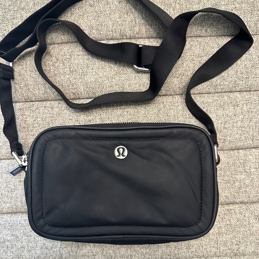 lululemon athletica Black Crossbody Belt Bag Camera Bag 2L